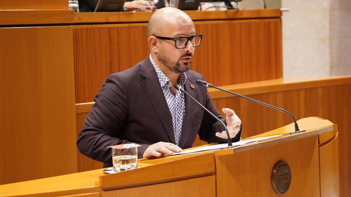 El diputado del PAR, Alberto Izquierdo, interviene en un pleno de las Cortes de Aragón.