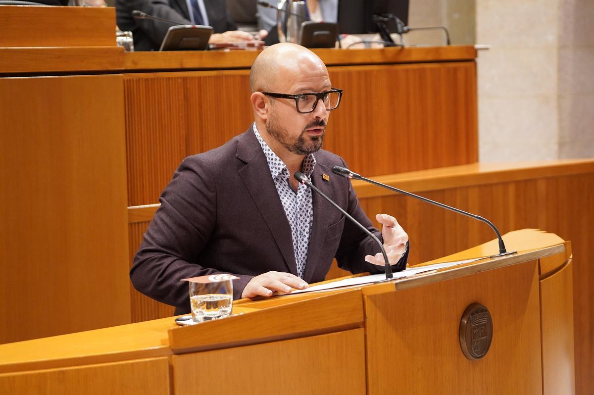 El diputado del PAR, Alberto Izquierdo, interviene en un pleno de las Cortes de Aragón.