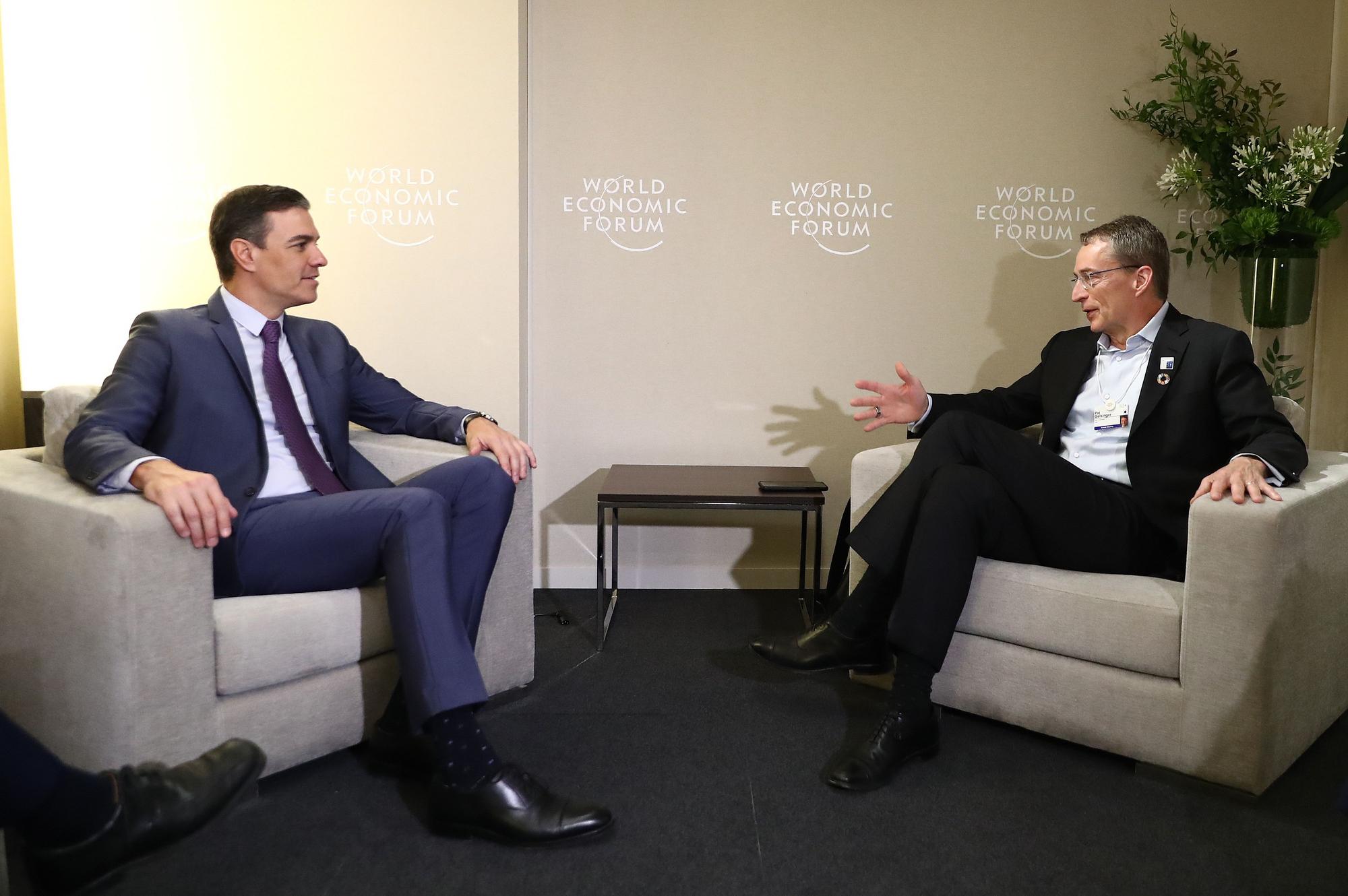 El presidente del Gobierno, Pedro Sánchez (i), mantiene una reunión este martes con el director ejecutivo de Intel Corporation, Pat Gelsinger (d), en la Reunión anual del Foro Económico Mundial en Davos, Suiza.