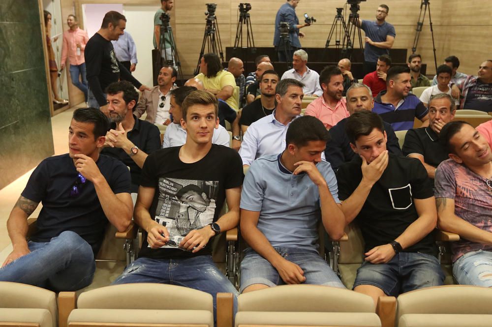 Jugadores y cuerpo técnico del Málaga CF despiden en la sala de prensa al central brasileño del Málaga CF