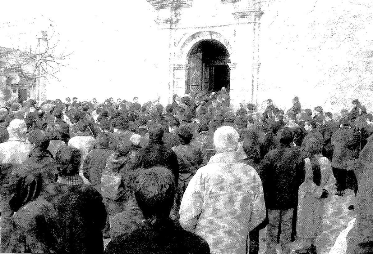 Exterior de l’església de Copons. El funeral per a Mònica Gudayol va tenir una presència multitudinària