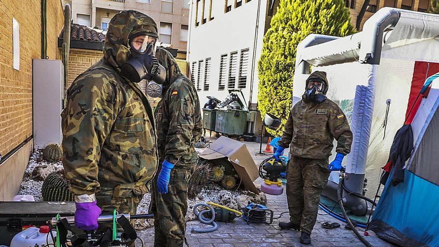 Presencia del Ejército de Tierra ayer en el asilo de San José, en Elche.