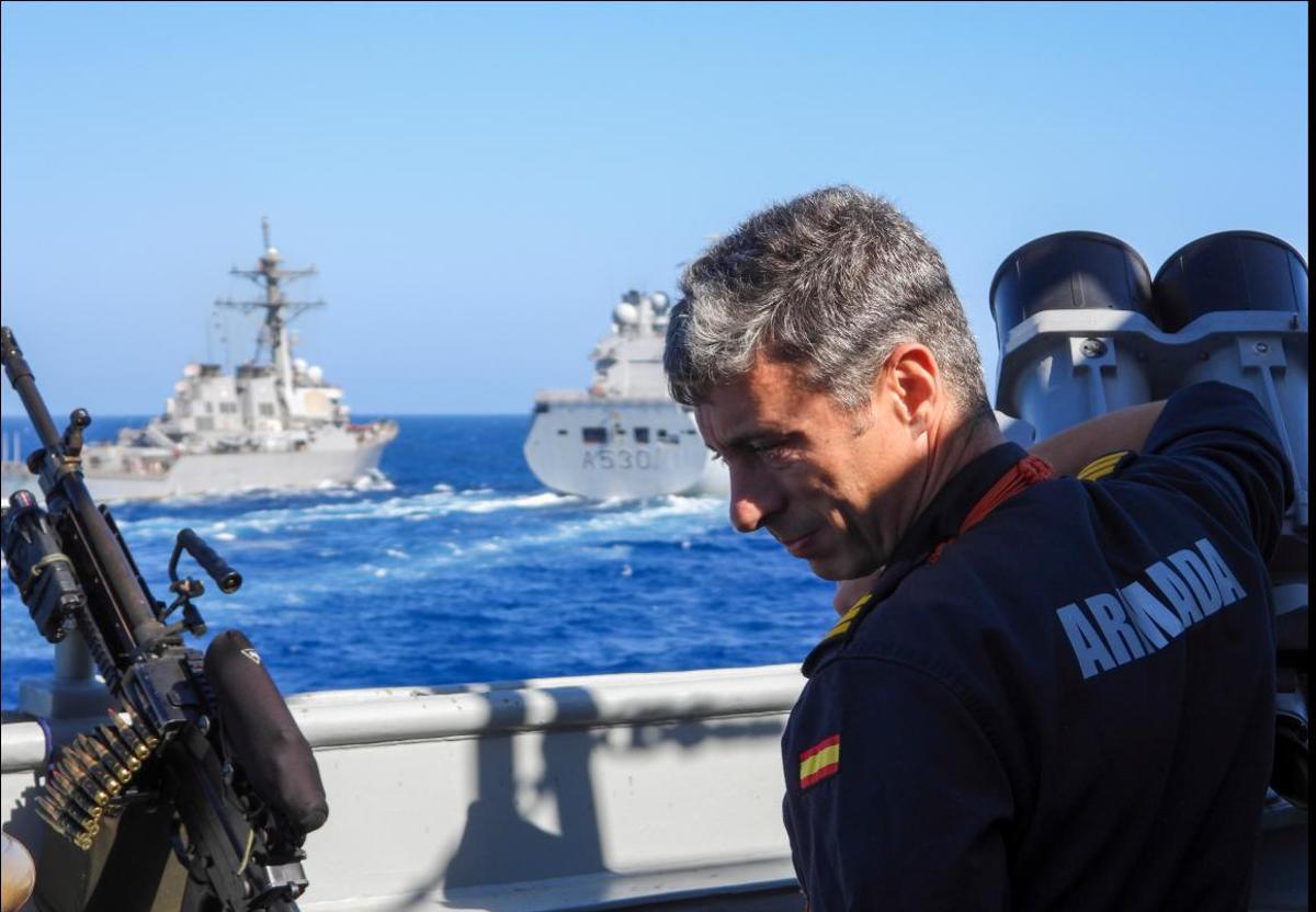 El capitán de Fragata Jaime Muñoz-Delgado Pérez, a bordo de la fragata Méndez Núñez en un ejercicio naval