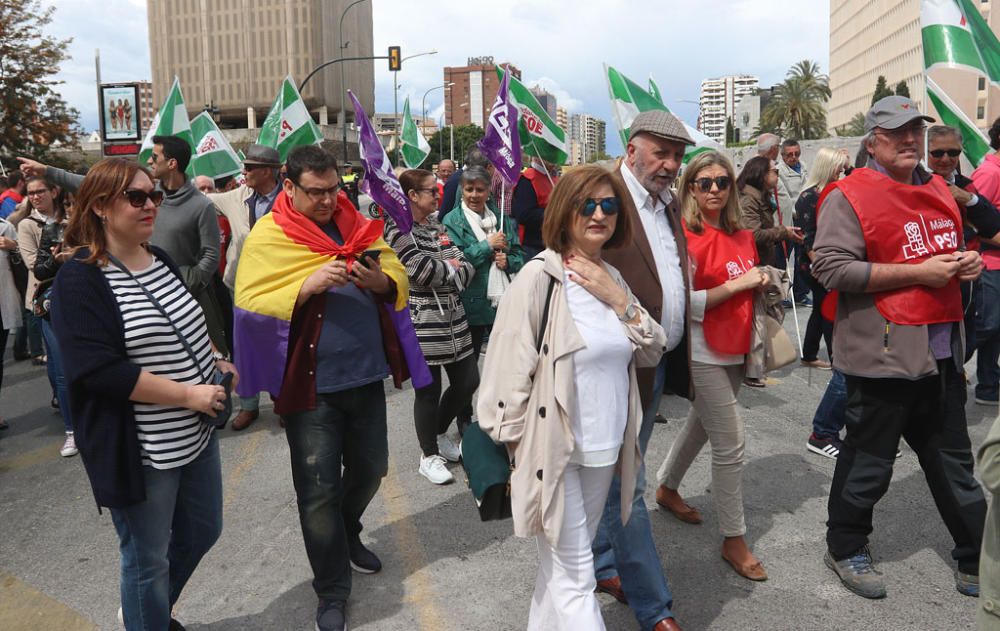 Miles de personas participan en la marcha convocada por los sindicatos para este martes, Día Internacional del Trabajo