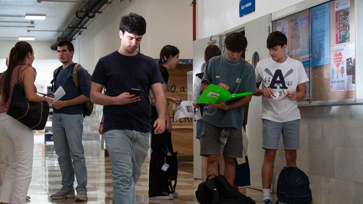 Alumnos a la salida del examen de Historia de España de la PAU, este miércoles.