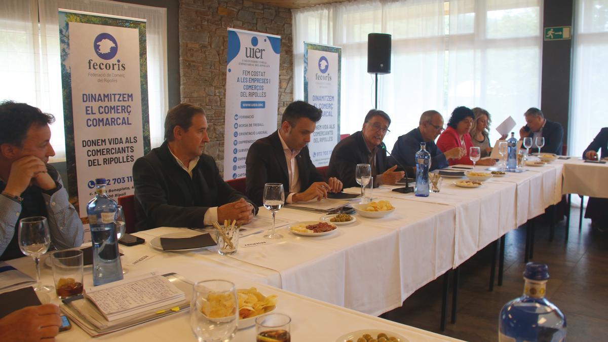 Organitzadors i participants a la trobada d'habitatge a Ripoll