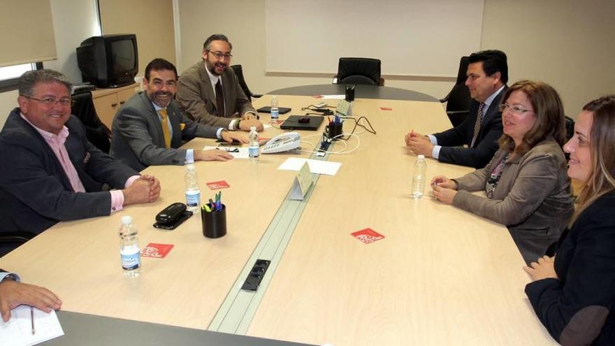 Los alcaldes del Mar Menor, ayer en el Edificio de San Miguel con el diputado del PP.
