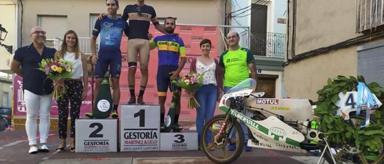 Ganadores en el podio, con una moto réplica de la de Ricardo Tormo.