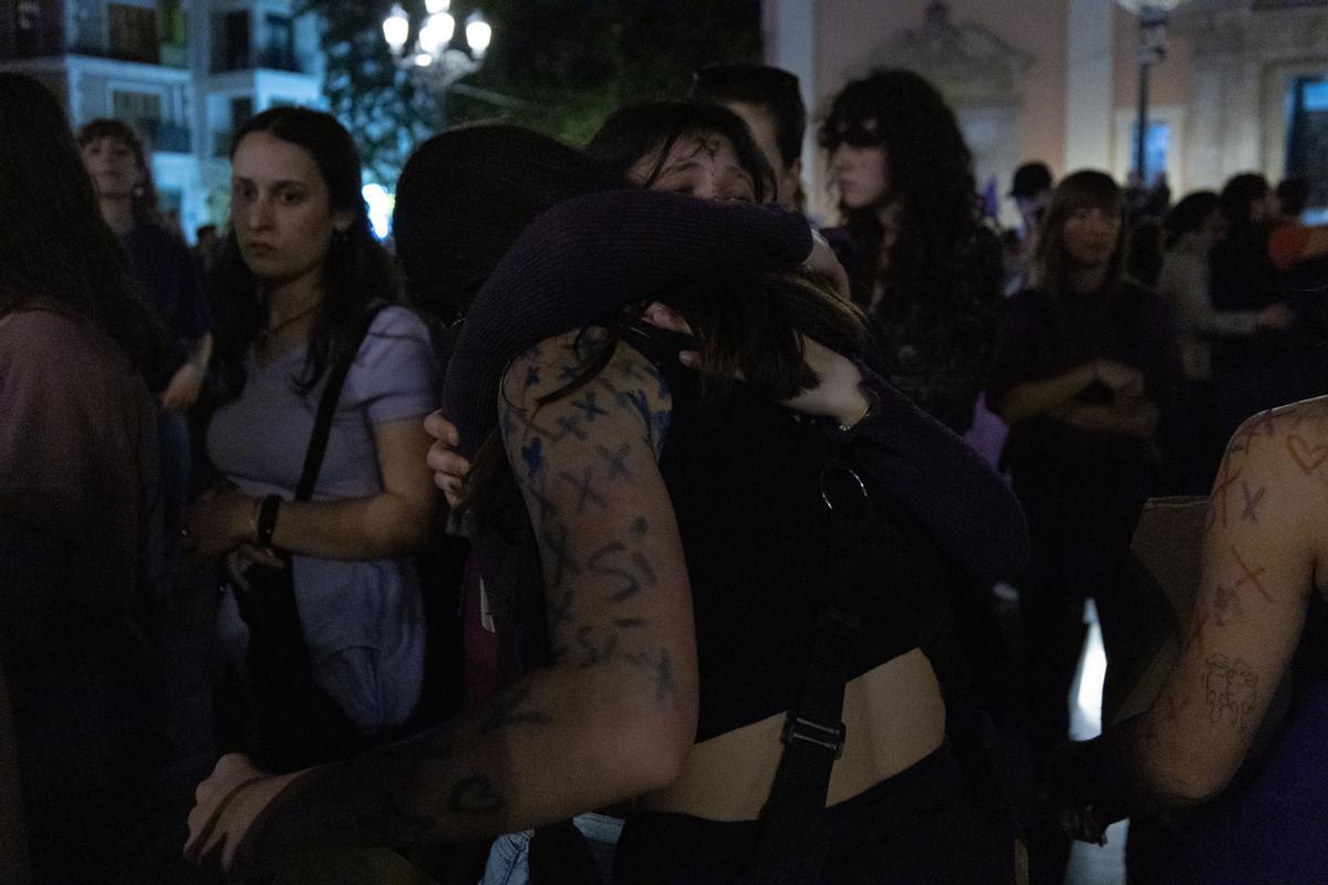 Performance de &quot;Les matojo&quot;. Una chica abraza a una de las artistas.