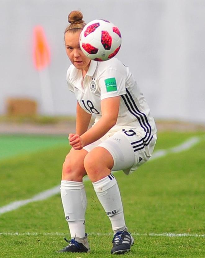 La alemana Charlotte Bluemel durante un partido de la Copa Mundial Femenina de Fútbol Sub-17 entre las selecciones nacionales sub-17 de Alemania y Camerún.