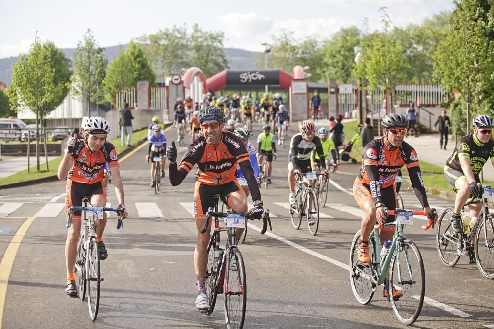 Salida de la marcha, con más de 300 ciclistas