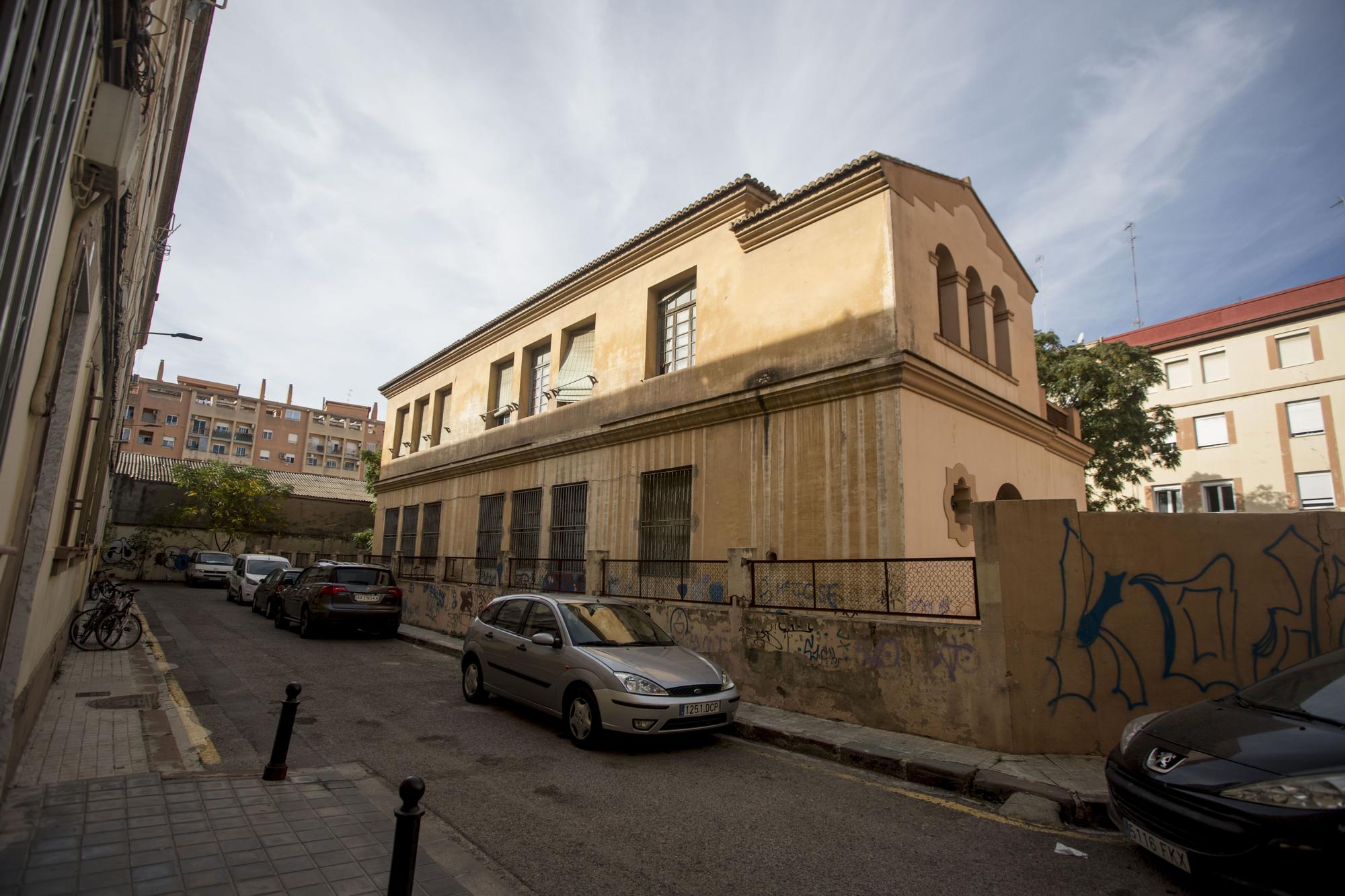 Quince migrantes africanos malviven en un colegio abandonado de València