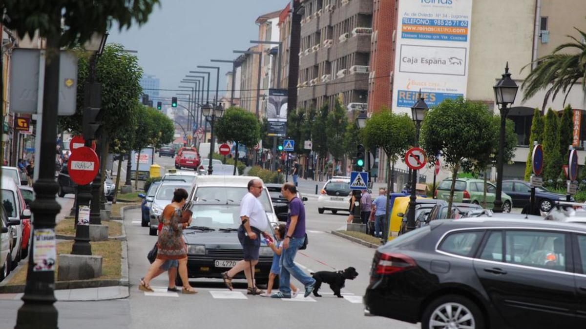 Tráfico en el centro de Lugones. | LNE