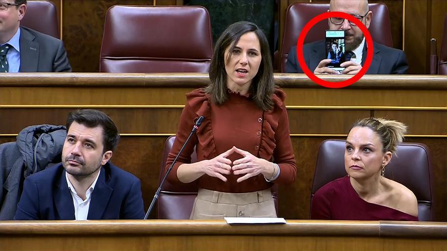 Un diputado de Vox muestra una foto de Monedero durante la intervención de Belarra en el Congreso