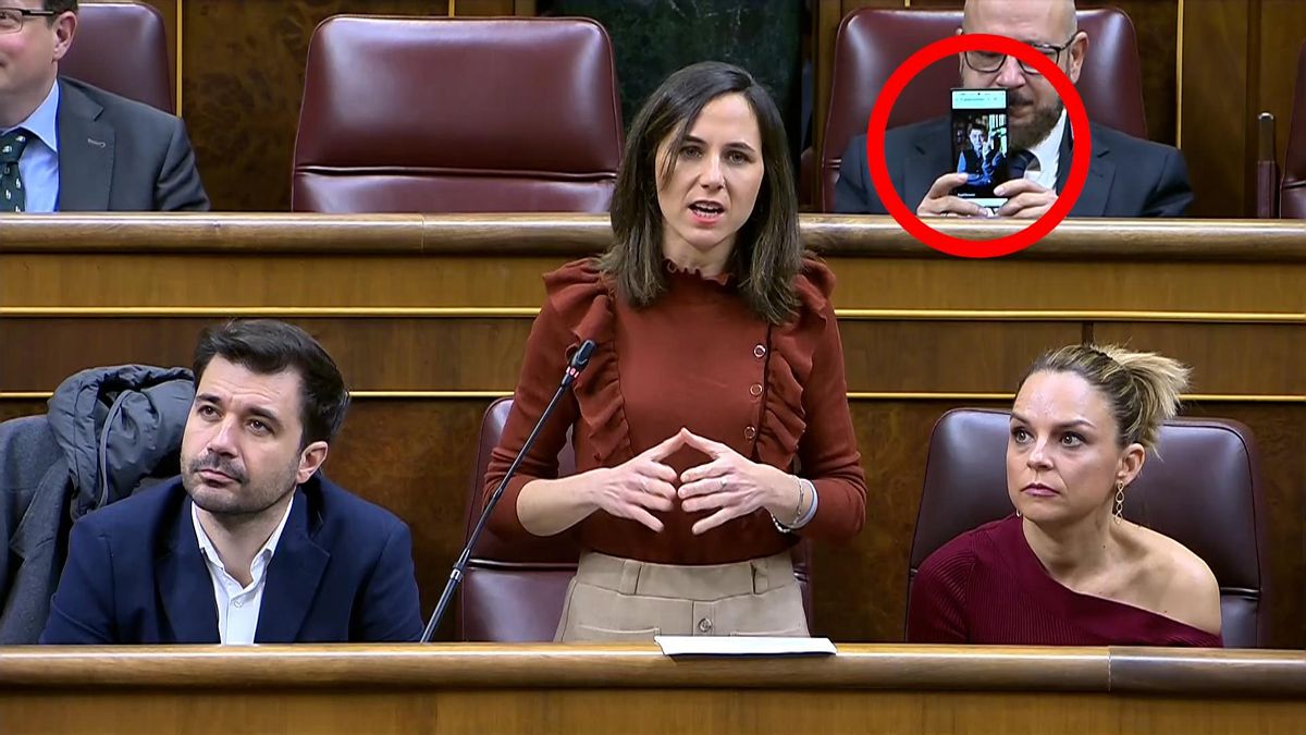 Un diputado de VOX muestra una foto de Monedero durante la intervención de Belarra