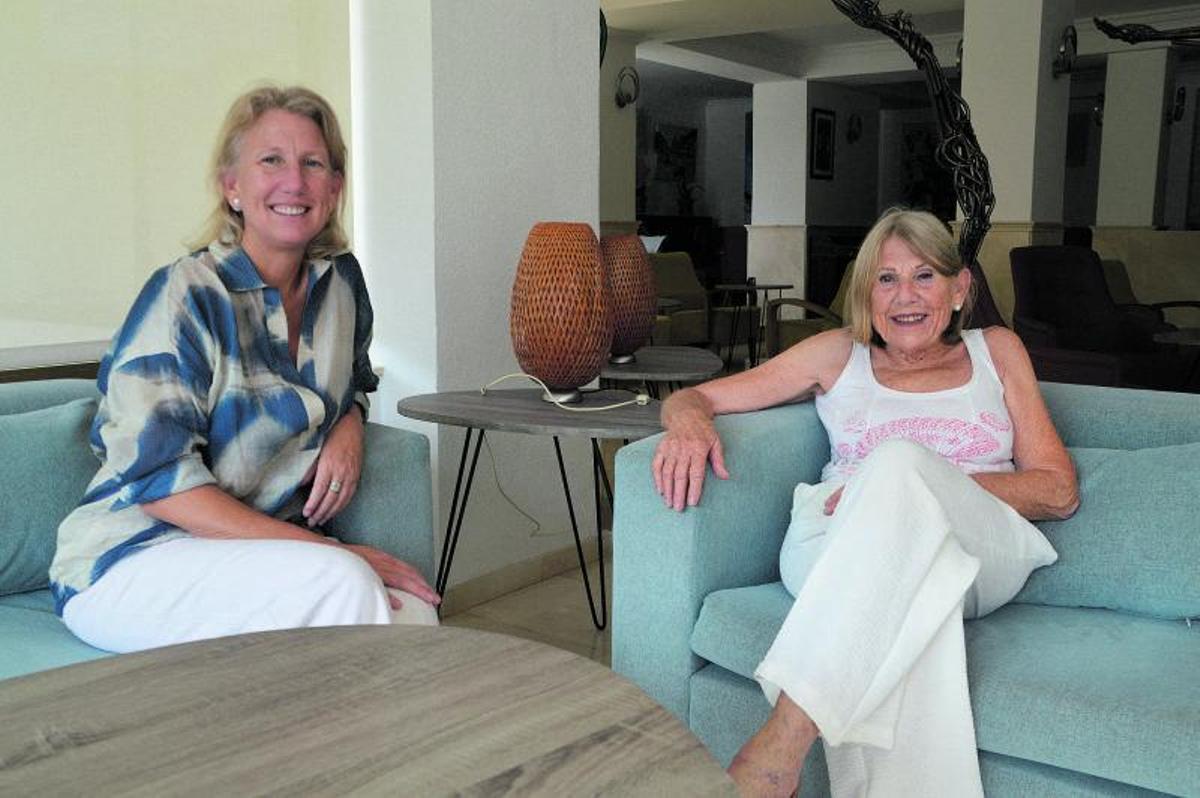 Inés Batle y su madre, Britt Marie Erikson, propietarias del hotel Morito, de Cala Millor.  |