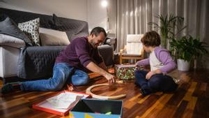 El padre y su hija adoptova, jugando en el comedor de su casa el pasado martes. 