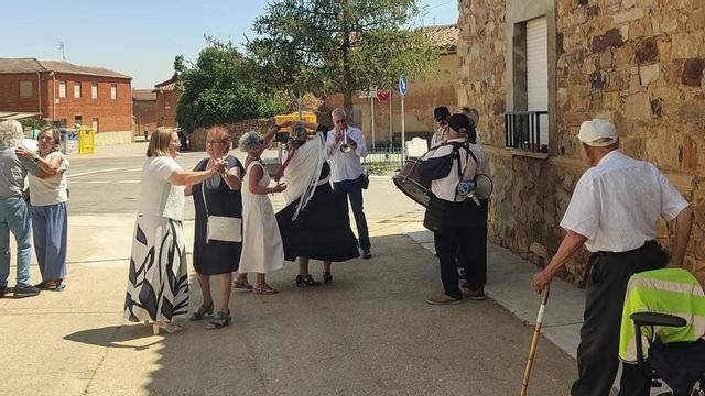 Actividades celebradas en las fiestas de Alcubilla de Nogales, como un baile popular y una batalla de colores. | FIRMA