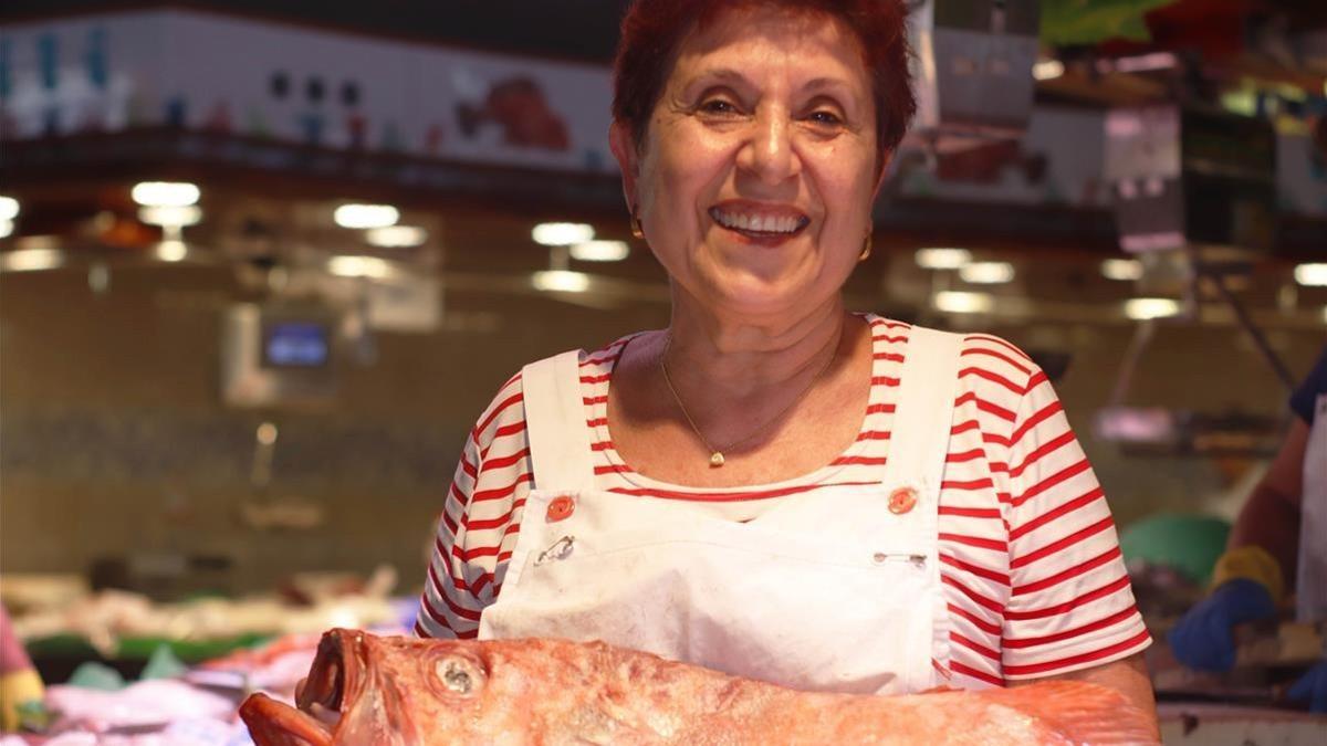 En Jolis, en la Boqueria, Magda Soria vende pescado y marisco.