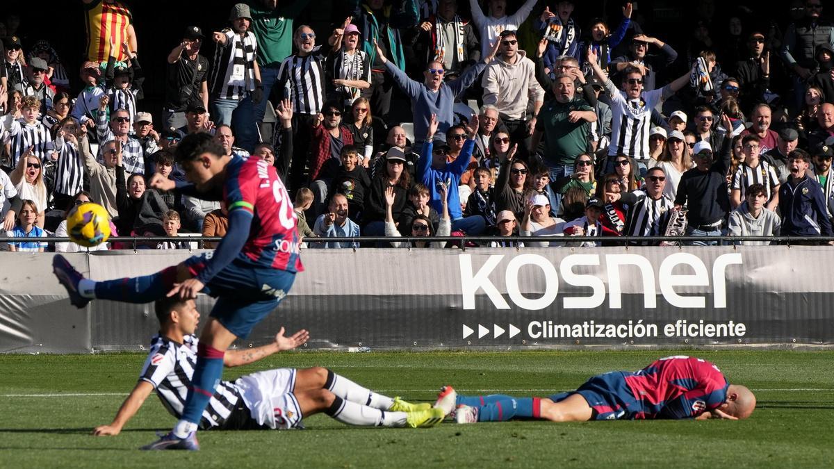 Markanich reclamó penalti en una polémica acción en el área del Huesca en la pasada temporada.