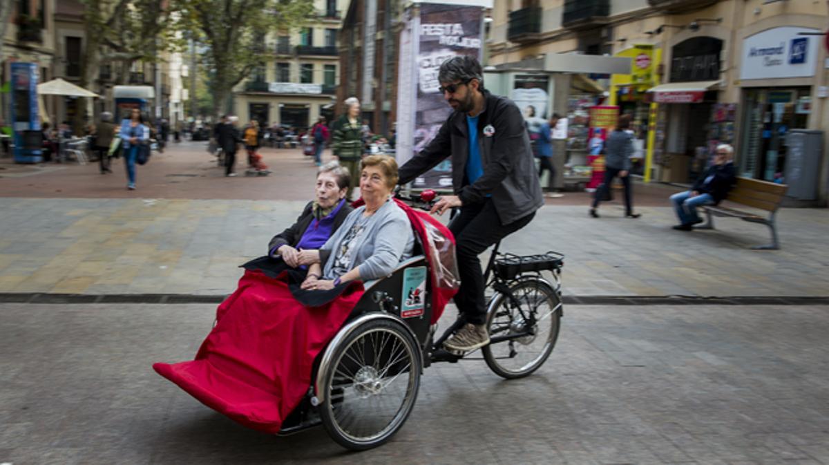 Prova pilot per passejar la gent gran amb dificultats de mobilitat en bicicleta per la ciutat.