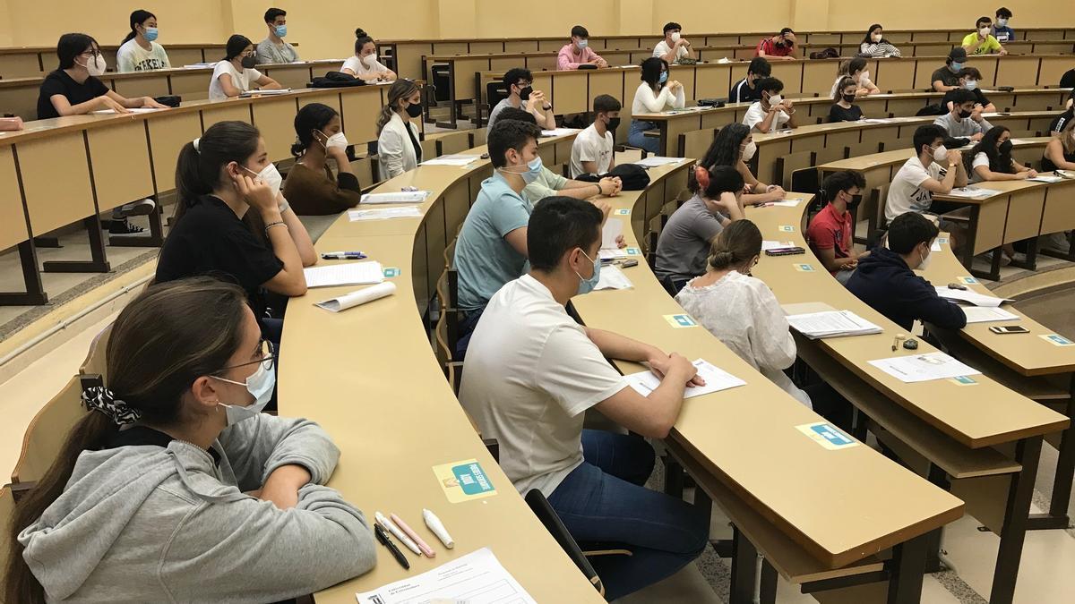 Alumnos durante uno de los exámenes en el campus de Badajoz.