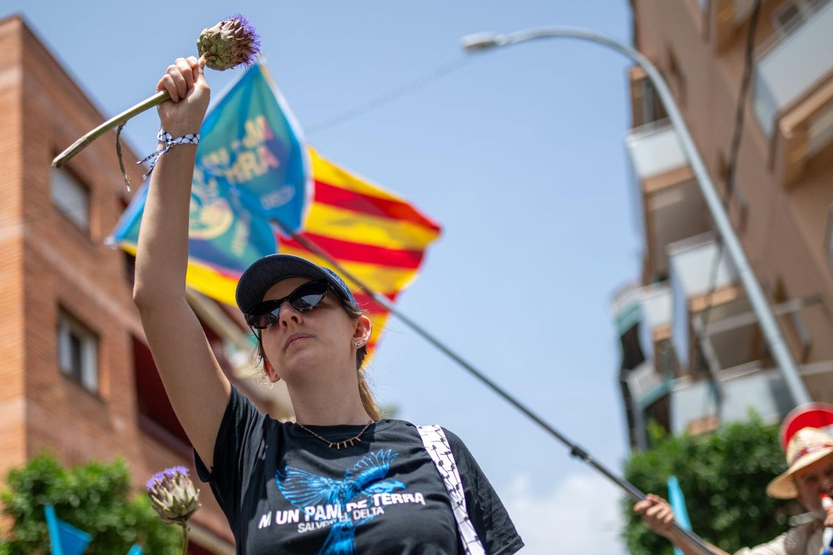 Una mujer durante una concentración contra la ampliación del Aeropuerto Josep Tarradellas Barcelona-El Prat?, a 14 de junio de 2025, en El Prat de Llobregat, Barcelona, Catalunya (España). El objetivo de la protesta, convocada por la plataforma Ni un pam de Terra, es mostrar el rechazo ciudadano al proyecto de ampliación de la tercera pista del aeropuerto que, según los convocantes, tendrá un grave impacto ambiental y social sobre espacios protegidos como La Ricarda y el Remolar, en el delta del Llobregat. 14 JUNIO 2025;AEROPUERTO;MANIFESTACIÓN;AMPLIACIÓN;PROTESTA Lorena Sopêna / Europa Press 14/06/2025. Lorena Sopêna;