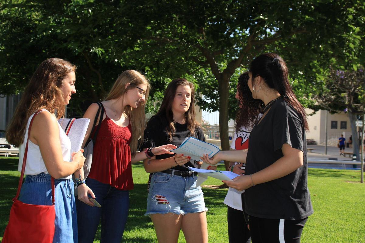 Estudiantes en el campus de la UPV.
