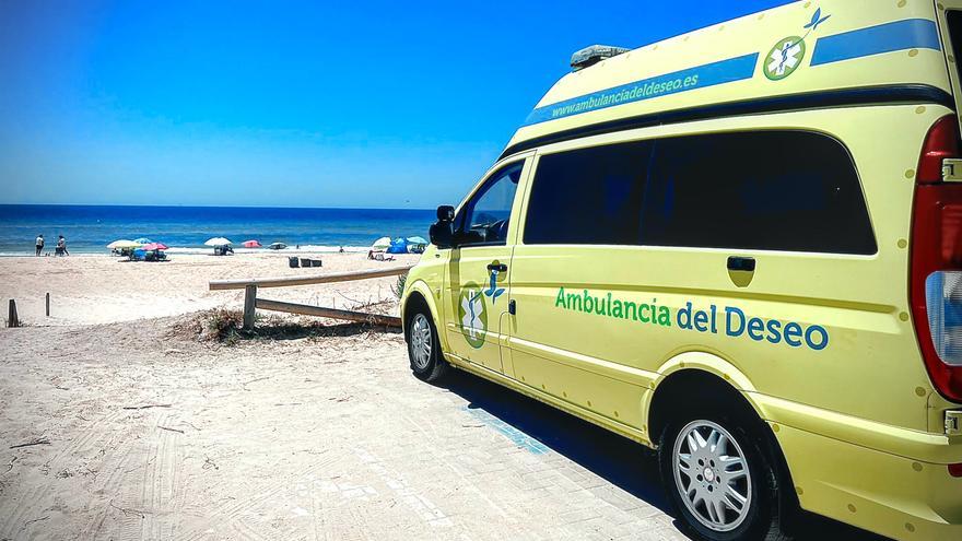 Imagen de la &quot;Ambulancia del Deseo&quot; en la playa