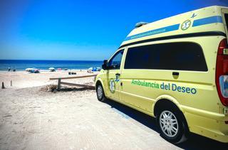 Dos pacientes del Virgen del Rocío con enfermedad incurable van a la playa en la 'Ambulancia del Deseo'