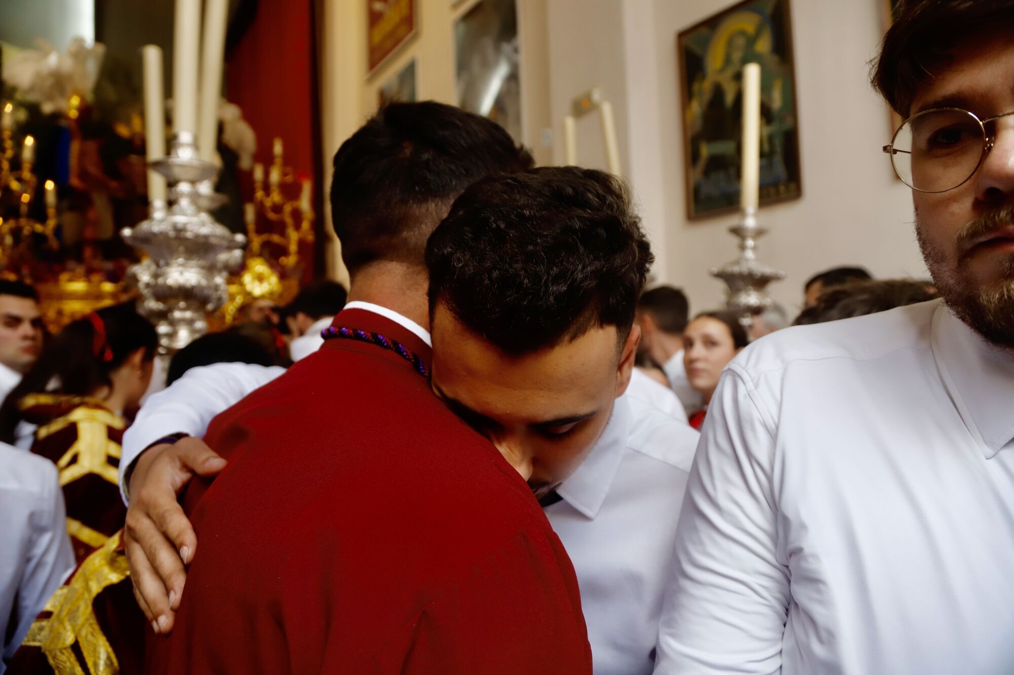 Rescate suspendió este Martes Santo su salida procesional, ya que el chaparrón le cogió con los primeros nazarenos en la calle