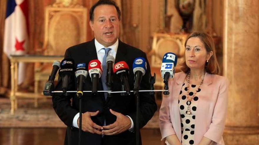 El presidente de Panamá, Juan Carlos Varela, acompañado de la ministra de Fomentoen funciones, Ana Pastor. // Efe