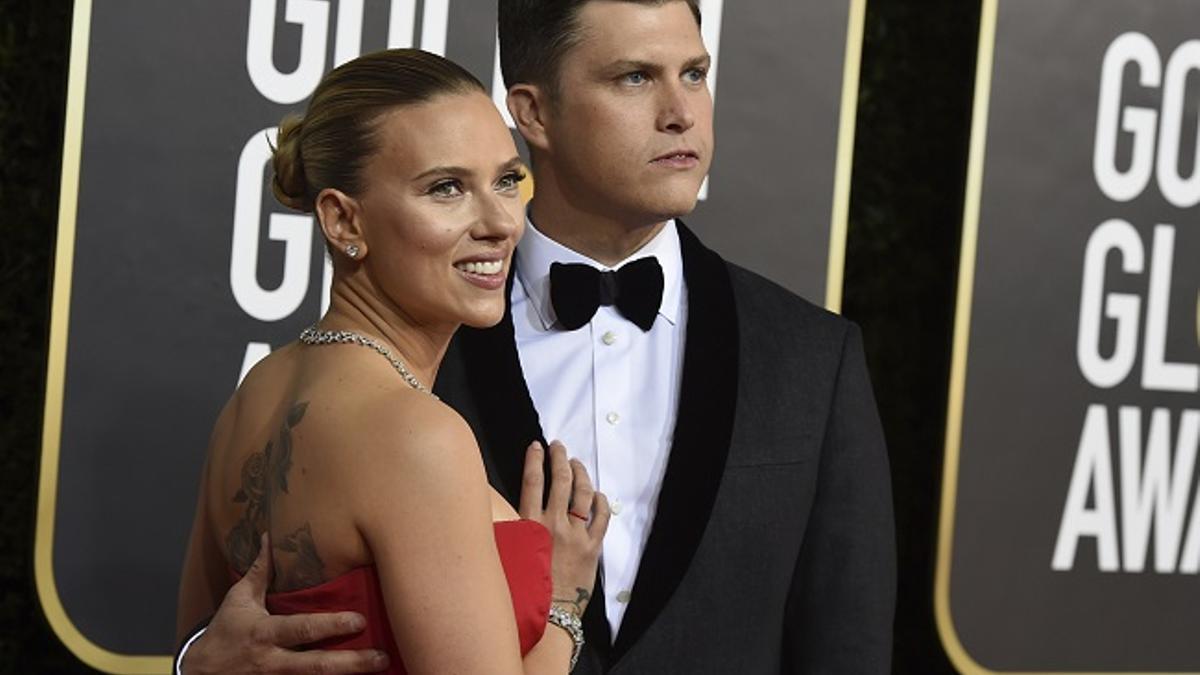 Scarlett Johansson, con vestido de Vera Wang, junto a su prometido, Colin Jost, en los Globos de Oro 2020