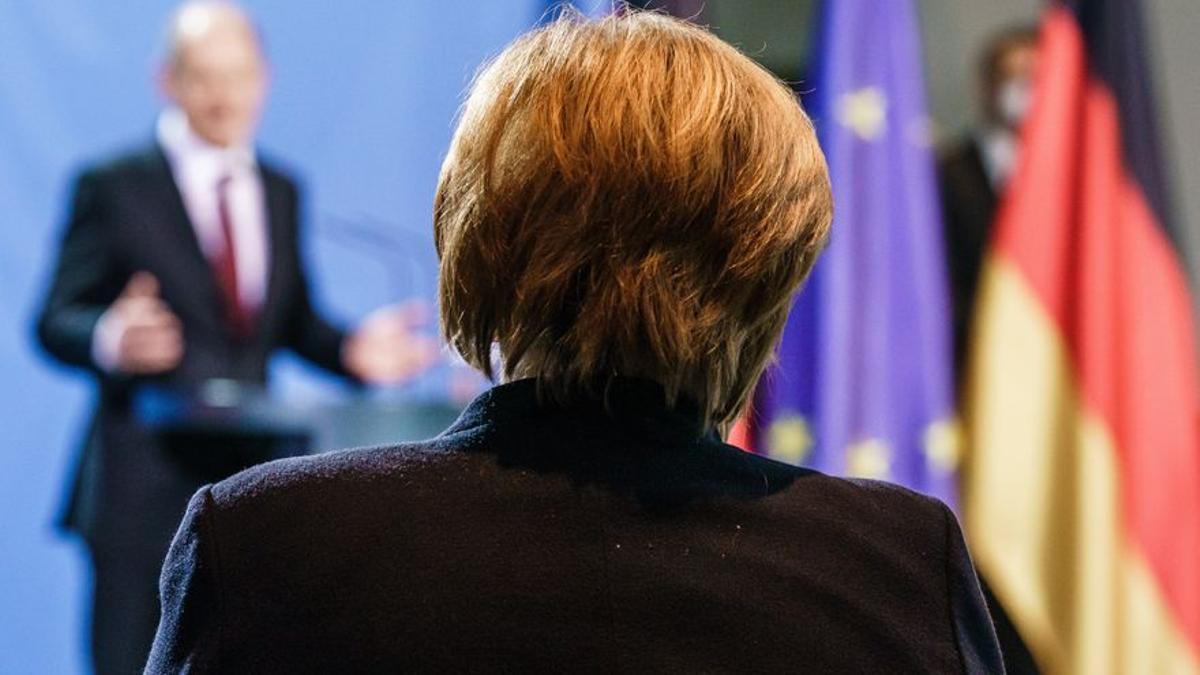 Angela Merkel asiste al discurso de su sucesor en la Cancillería alemana, Olaf Scholz.