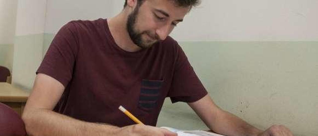 Adán Rodríguez, estudiando en la sala de lectura del centro social de Campomanes.