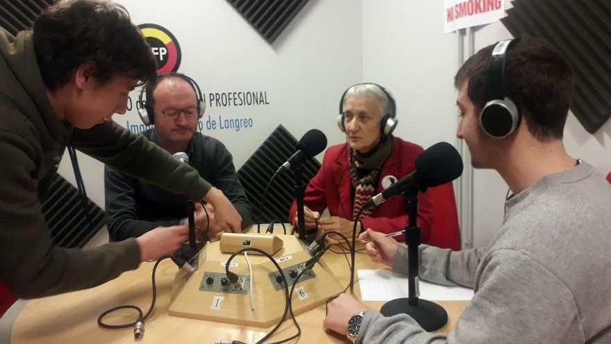 Javier Cueli y Carmen Suárez, con alumnos del Centro de Imagen y Sonido de Langreo.