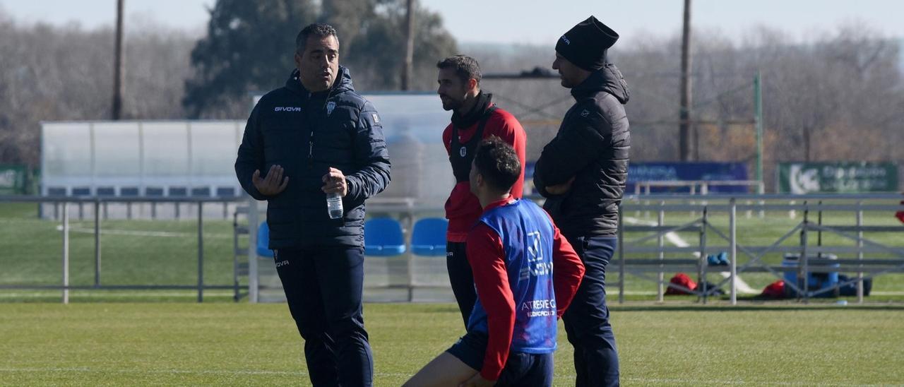 Germán Crespo da indicaciones a Canario y Juan Villar, junto a Sebas Moyano, durante la sesión de este viernes.