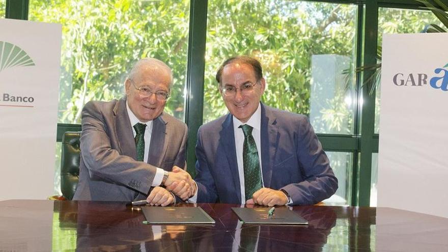 Manuel Azuaga y Javier González de Lara, durante la firma del acuerdo.