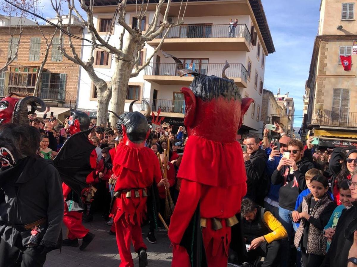 Las figuras han levantado una gran expectación popular.