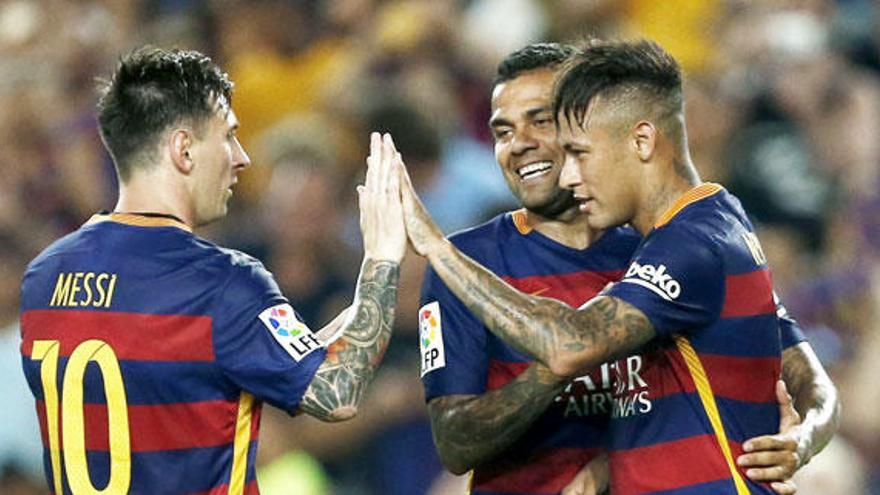 Messi celebra un gol con Neymar y Alvés.