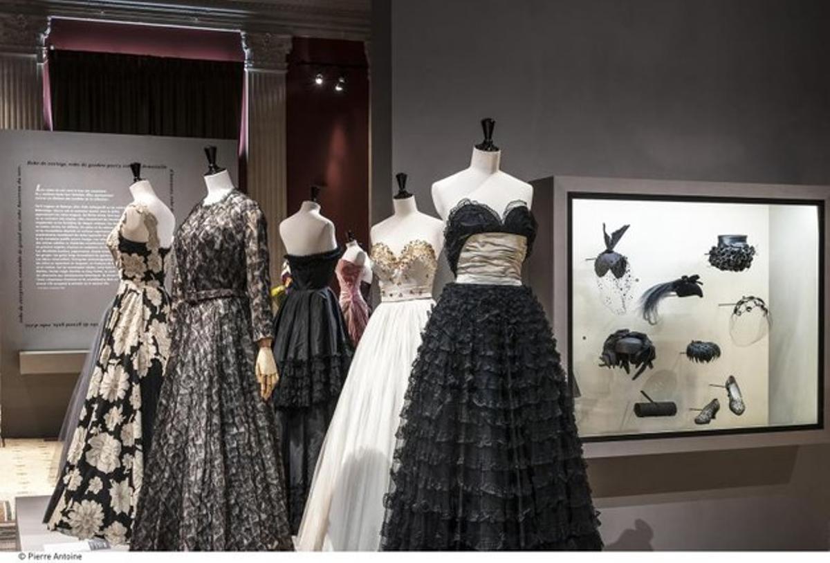 L’exposició sobre la moda dels 50 es pot visitar fins al 2 de novembre, al Palais de Galliera. L’exposició sobre la moda dels 50 es pot visitar fins al 2 de novembre, al Palais de Galliera.