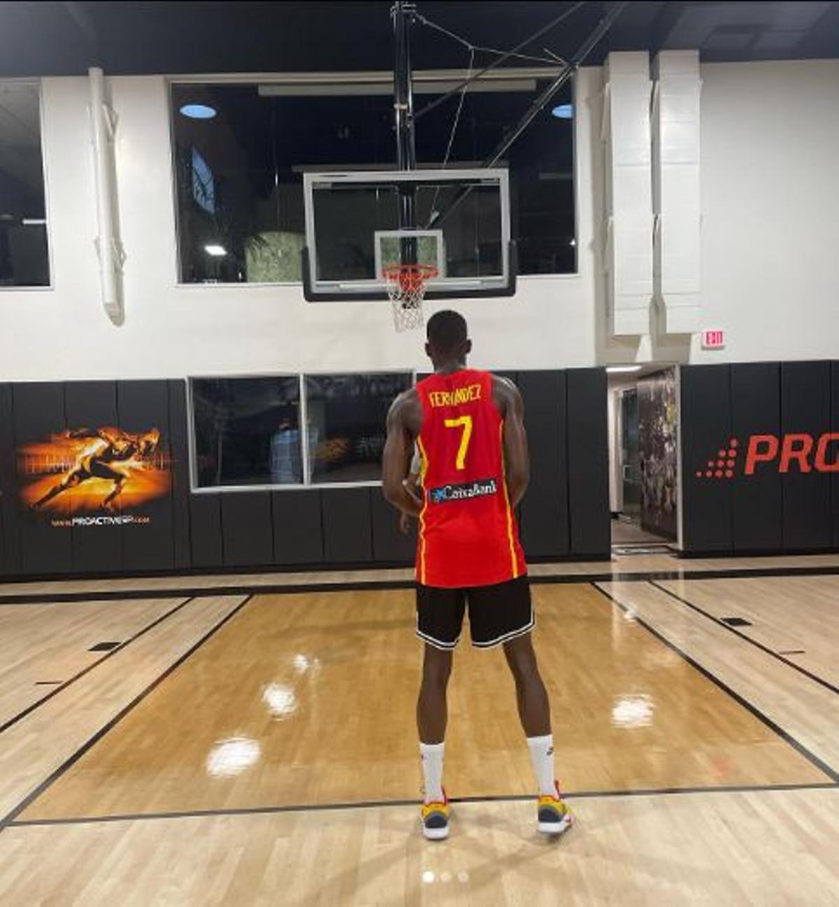 Yannick Nzosa entrena con la camiseta de la selección española de Jaime Fernández.