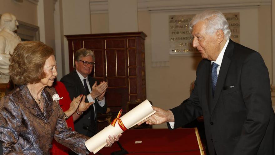 Antonio del Valle recibe su galardón de manos de la reina Sofía, en la Real Academia de Bellas Artes de San Fernando.