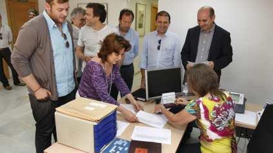 Los críticos entregaron ayer la candidatura en la sede provincial del PSOE.