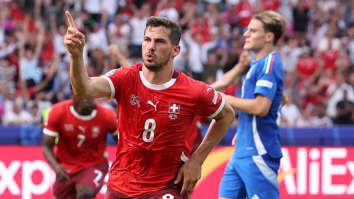 Freuler celebra el 1-0 de Suiza a Italia tras recibir una asistencia de Rubén Vargas.