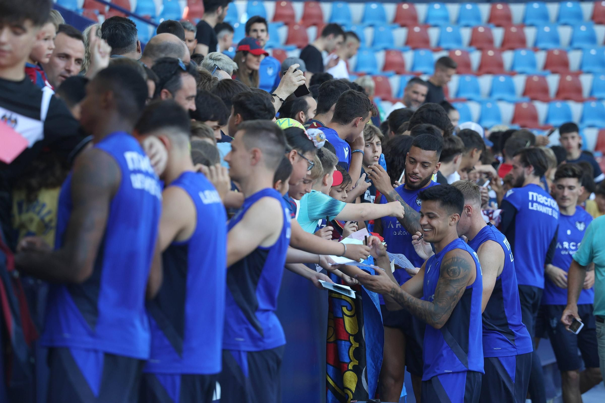 Ambiente de Primera en el entrenamiento a puertas abiertas