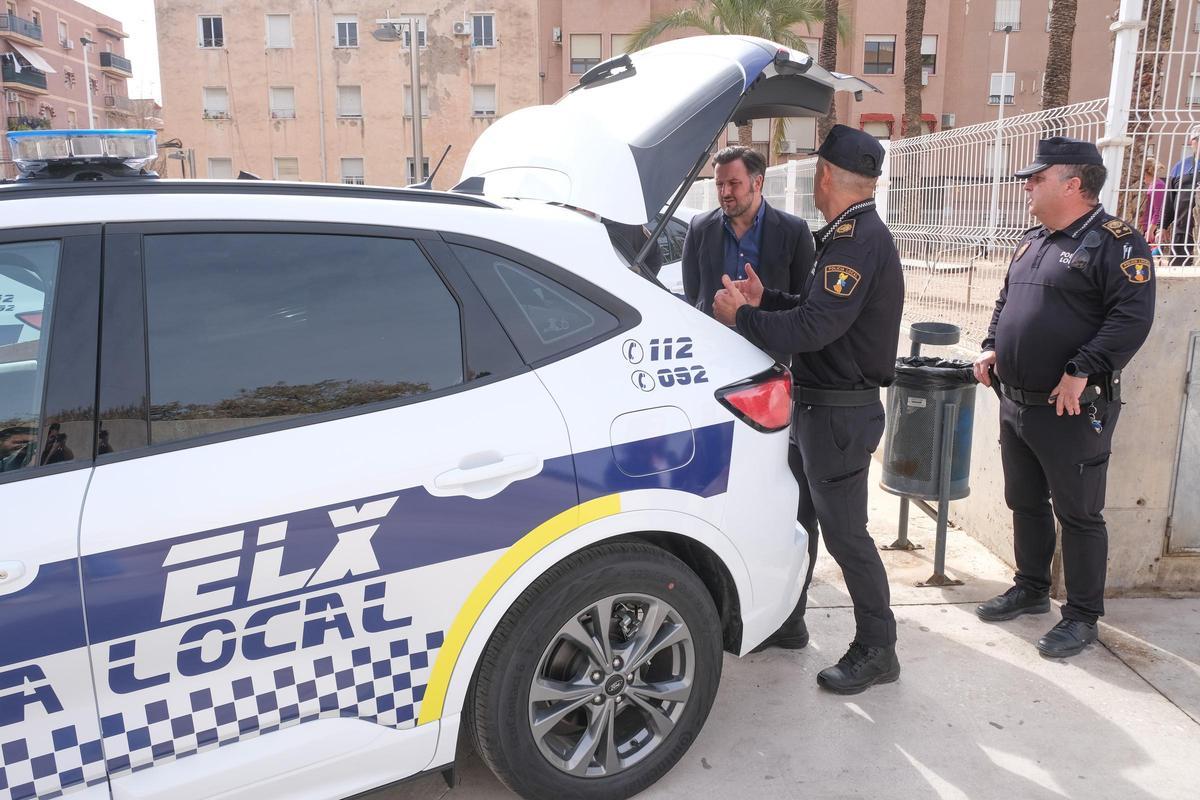 El alcalde observa el interior de los vehículos junto al comisario Villafranca
