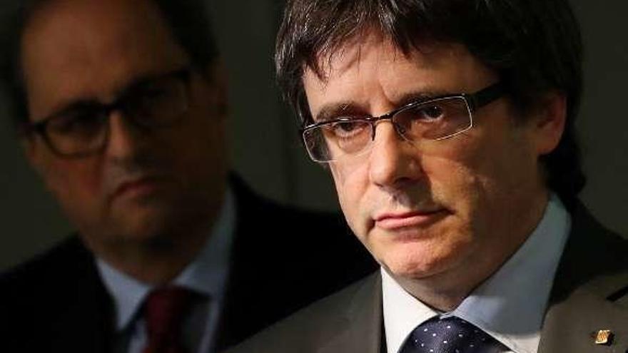 Puigdemont y Torra (en segundo término). // Efe