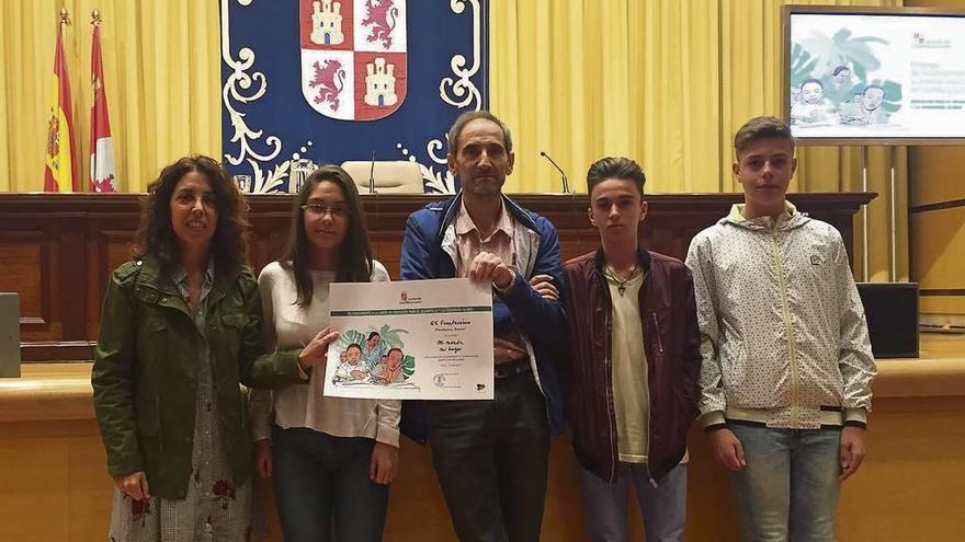 La profesora Susana Arroyo (izquierda) y el director Ángel Rodríguez, junto a varios alumnos, recogen el premio de la Junta