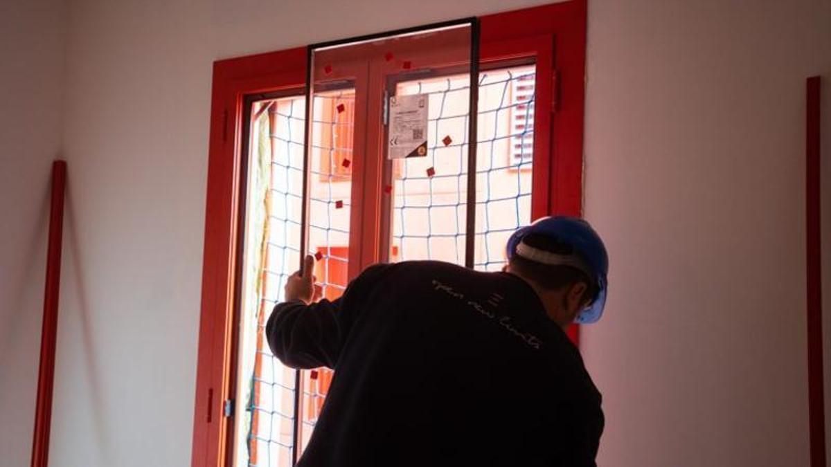 Operarios realizando mejoras en una vivienda